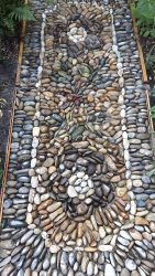 Der erste Teppich ist als Gartenweg Mosaik fertiggestellt