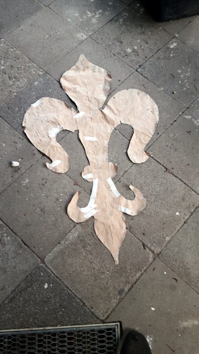 Aus Paier gefertigte Schablone für das Gartenwegmosaik als Lilie
